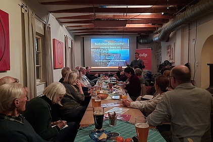 Der bis auf den letzten Platz gefüllte Vortragssaal